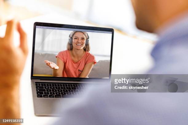 lange afstand relatie door middel van video-oproep! - long distance relationship stockfoto's en -beelden