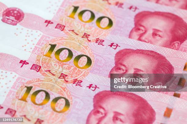 chinese one hundred yuan banknotes - chinese money imagens e fotografias de stock