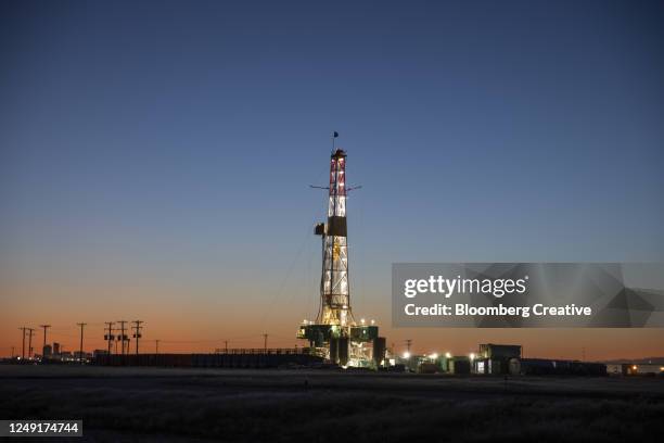 Texas Oil And Gas Drilling Rigs Photos and Premium High Res Pictures ...