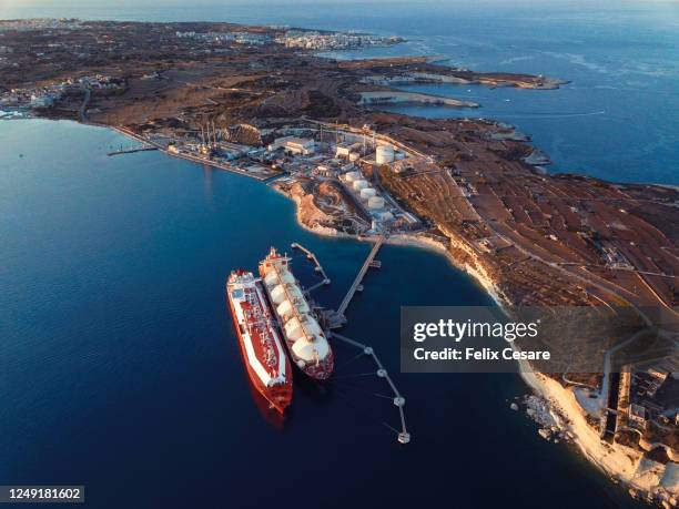 aerial view of liquefied natural gas (lng) tankers moored to the jetty - estación edificio de transporte fotografías e imágenes de stock