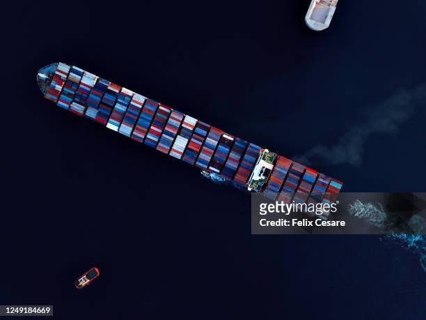 aerial view of a cargo container ship at sea - us china trade war - fotografias e filmes do acervo