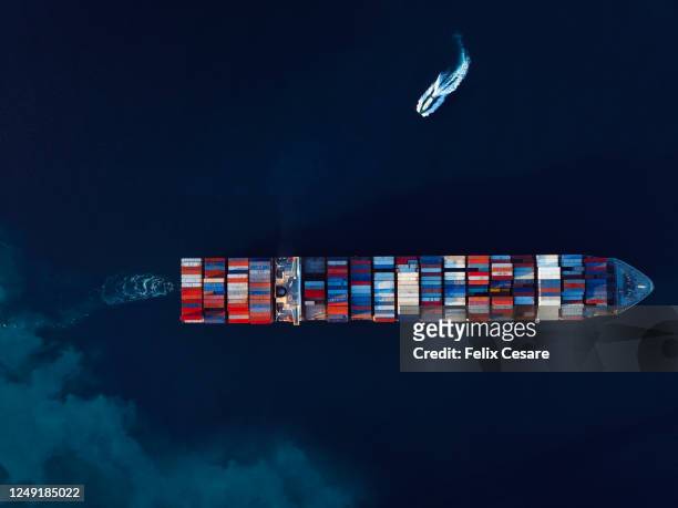 aerial view of a cargo container ship at sea - us china trade war - fotografias e filmes do acervo