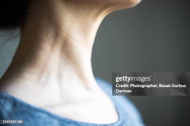 a woman's neck - 甲状腺 ストックフォトと画像