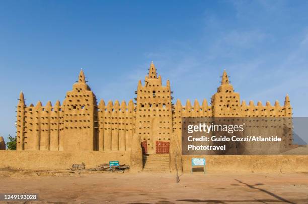 the great mosque of djenné is probably the largest building in the world in adobe. mali, africa - grand mosque 個照片及圖片檔