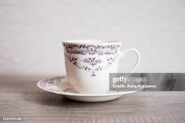 empty cup and plate on a wooden table, selective focus. image with copy space. - cesar flores fotografías e imágenes de stock