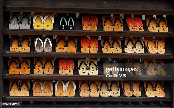 traditional japanese shoes - geta sandal stock-fotos und bilder