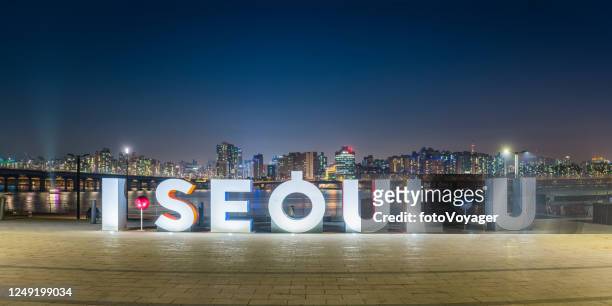 seoul iseoulu teken verlicht glinsterende wolkenkrabbers panorama hangang park korea - han gang stockfoto's en -beelden