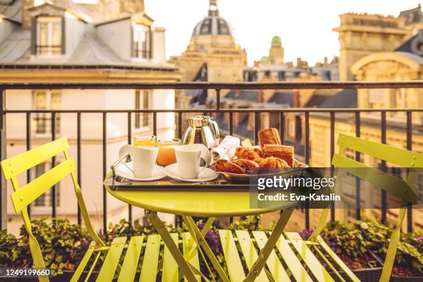 colazione a parigi - cultura francese foto e immagini stock