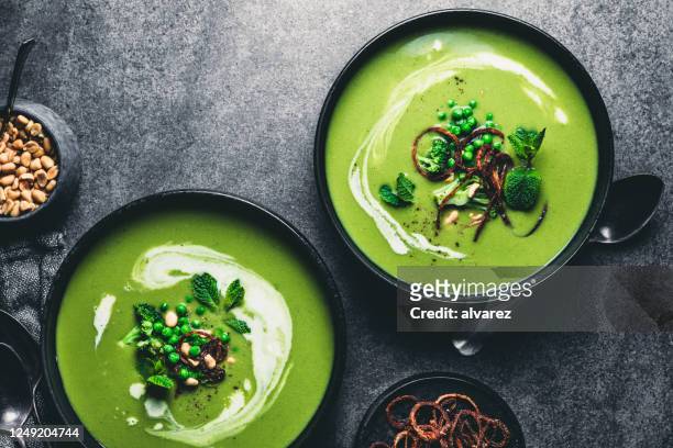 grüne erbsen cremesuppe - speisen und getränke stock-fotos und bilder