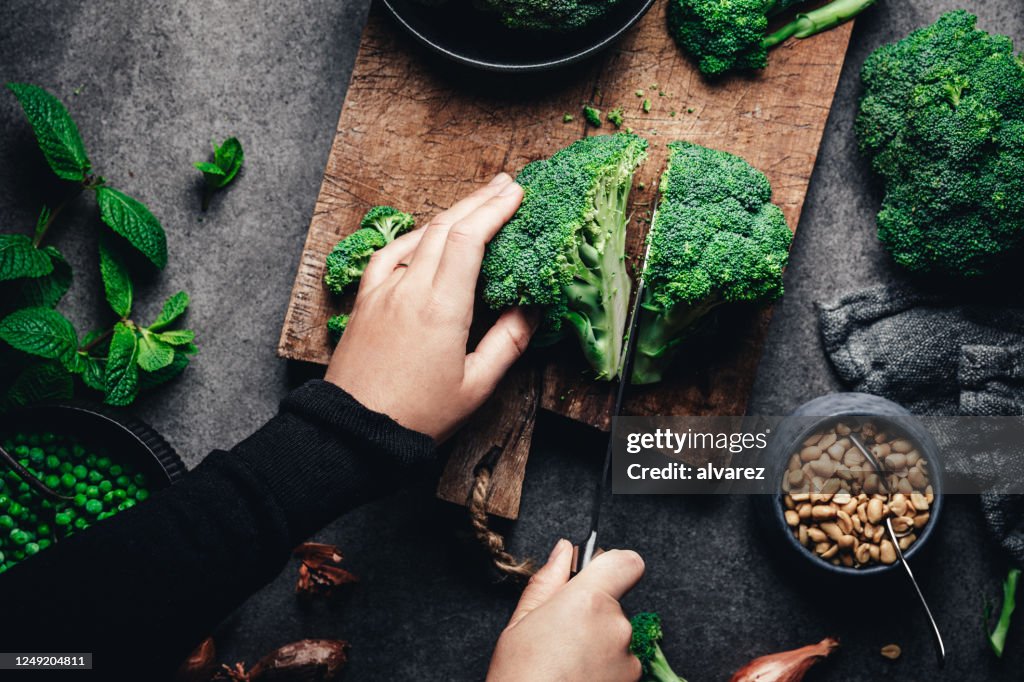 Femme coupant le brocoli frais