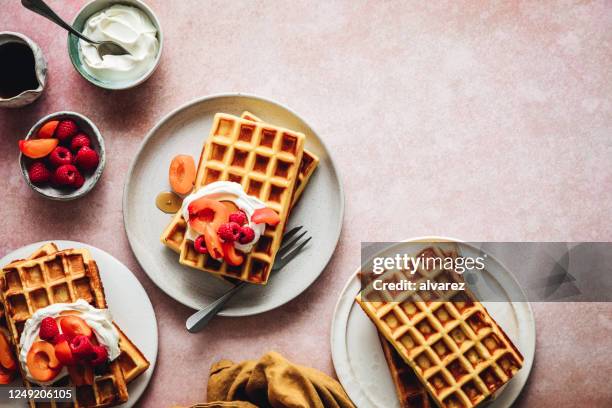 gofre casero servido con fresa y frambuesa - brunch fotografías e imágenes de stock