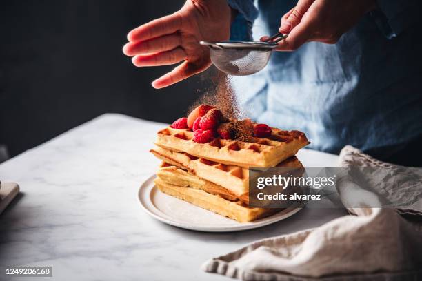 weibliche zubereitung köstliches frühstück - waffle stock-fotos und bilder