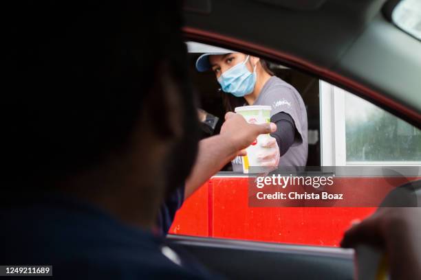 drive thru - mcdonalds car fotografías e imágenes de stock