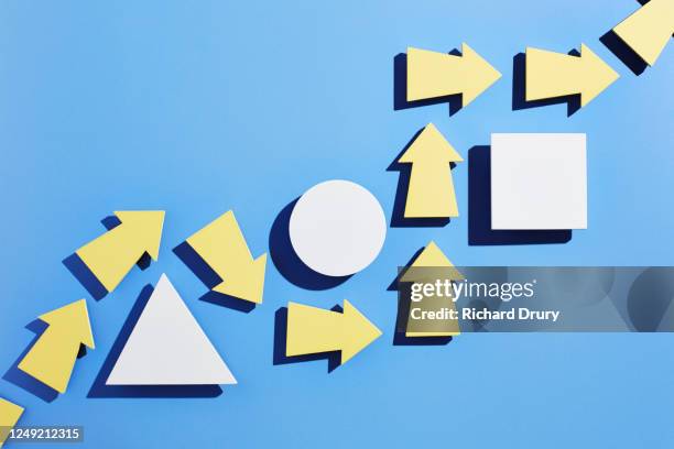 a group of arrows moving around obstacles in their path - hinterherlaufen stock-fotos und bilder