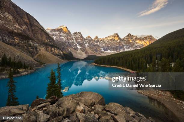 moraine lake, banff national park, canada - banff national park stock-fotos und bilder