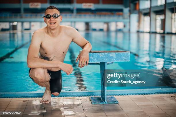 Pool Crounching Indoor Aquatics Photos and Premium High Res Pictures - Getty Images