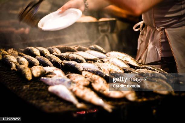 sardinhas na brasa - portugiesische kultur stock-fotos und bilder