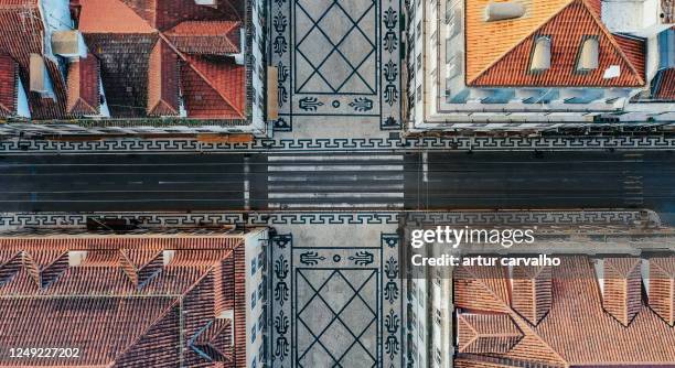 portuguese pavement from above - portugees straatmozaïek stockfoto's en -beelden