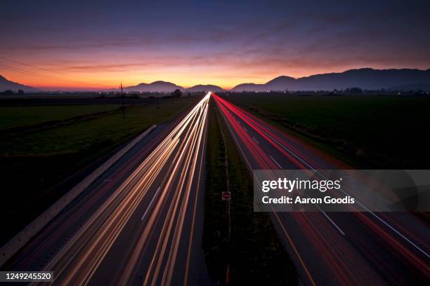 lights on the highway - fahrzeuglicht stock-fotos und bilder