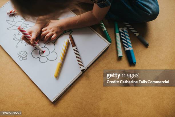 young girl drawing in sketch pad with felt tips - kid with markers 個照片及圖片檔