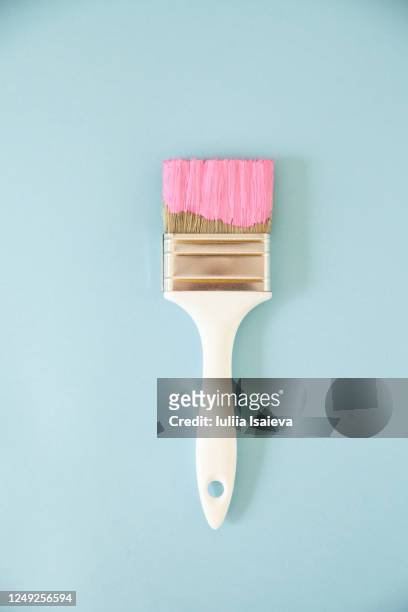 brush in pink paint on light blue surface - paintbrush 個照片及圖片檔