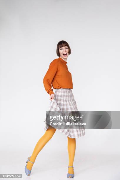 happy female model in retro outfit - fashion model stock-fotos und bilder