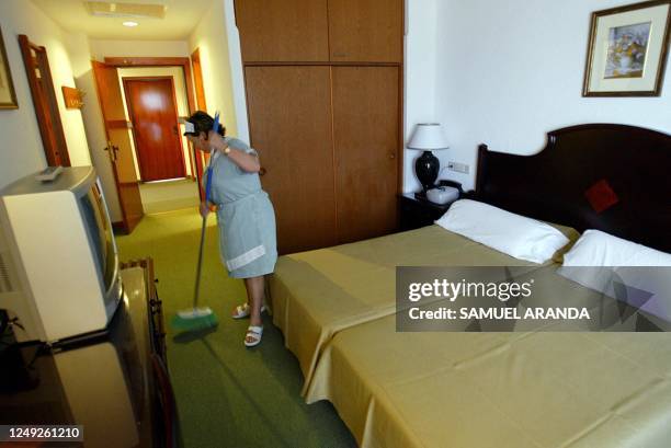 Cleaning lady works in a room of Spanish RIU group's "Oliva Beach" hotel in Corralejo, on Fuerteventura Island, Spain, 01 December 2004. The Spanish...