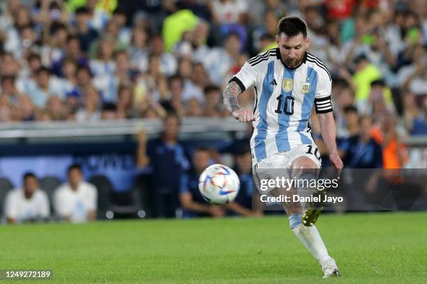 Lionel Messi of Argentina takes a free kick to score the team's second goal during an international friendly between Argentina and Panama at Estadio...