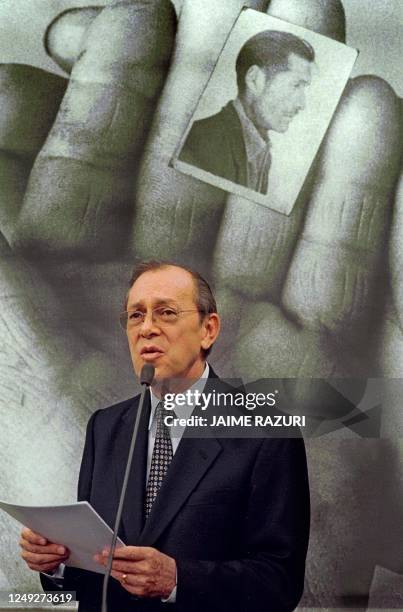 Salomon Lerner, presidente de la Comision de la Verdad y Reconciliacion, da su discurso durante la inauguracion el 09 de agosto de 2003, en Lima, de...