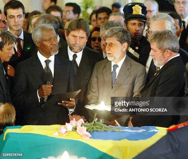 Secretary General Kofi Annan gives a speech in front of the coffin of Brazilian diplomat Sergio Vieira de Mello, 23 August 2003, while Brazilian...