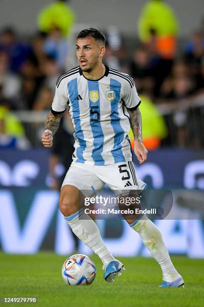 Leandro Paredes of Argentina drives the ball during an international friendly between Argentina and Panama at Estadio Mas Monumental Antonio Vespucio...