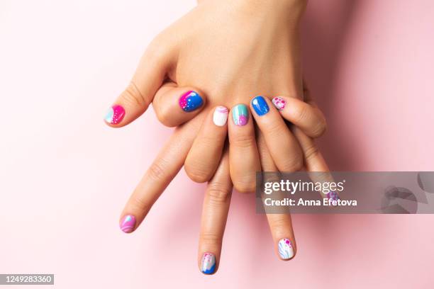 playful abstract summer manicure - smalto per unghie foto e immagini stock