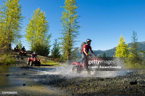 山區度假期間的 atv 冒險 - 越野車 個照片及圖片檔