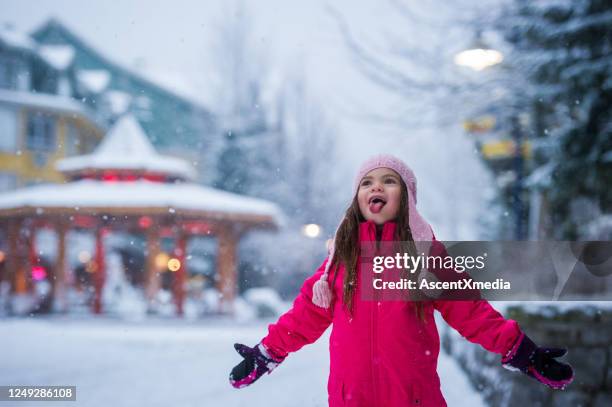 garota brincando em um país das maravilhas de inverno - pink hat - fotografias e filmes do acervo