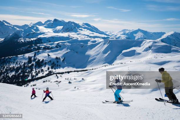 familie op een de winterskivakantie - whistler winter stockfoto's en -beelden