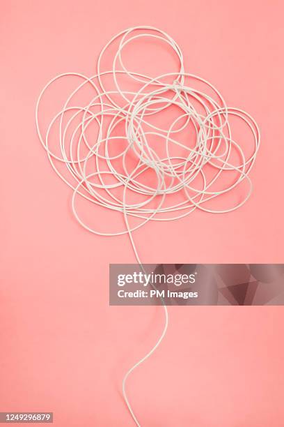 tangle of white wire on pink - koord stockfoto's en -beelden