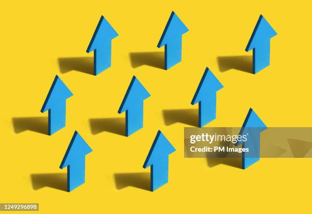 arrows pointing up - pijl omhoog stockfoto's en -beelden