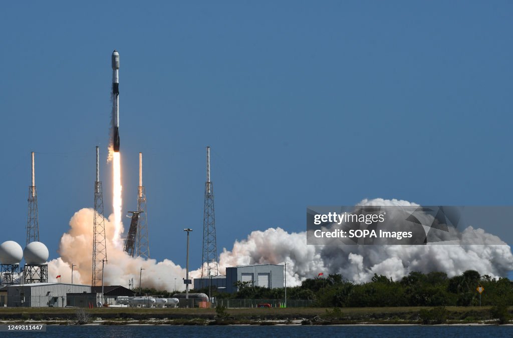 Carrying Ricket SpaceX Falcon 9 rocket carrying a batch of 56 Starlink internet... News ...