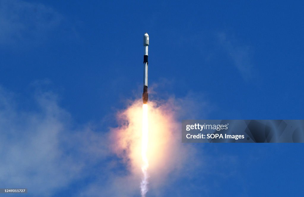 Carrying Ricket SpaceX Falcon 9 rocket carrying a batch of 56 Starlink internet... News ...