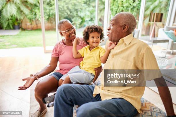 i miei nonni sono i migliori! - african american grandparents foto e immagini stock