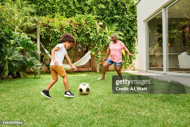 i'm going for goal grandma! - family backyard imagens e fotografias de stock
