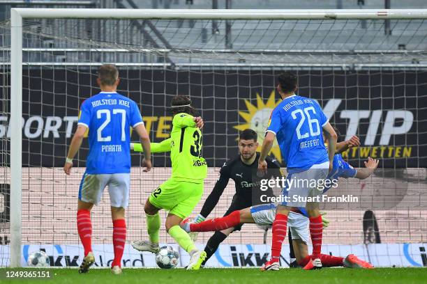 Stefan Aigner of SV Wehen Wiesbaden scores their second goal during the Second Bundesliga match between Holstein Kiel and SV Wehen Wiesbaden at...