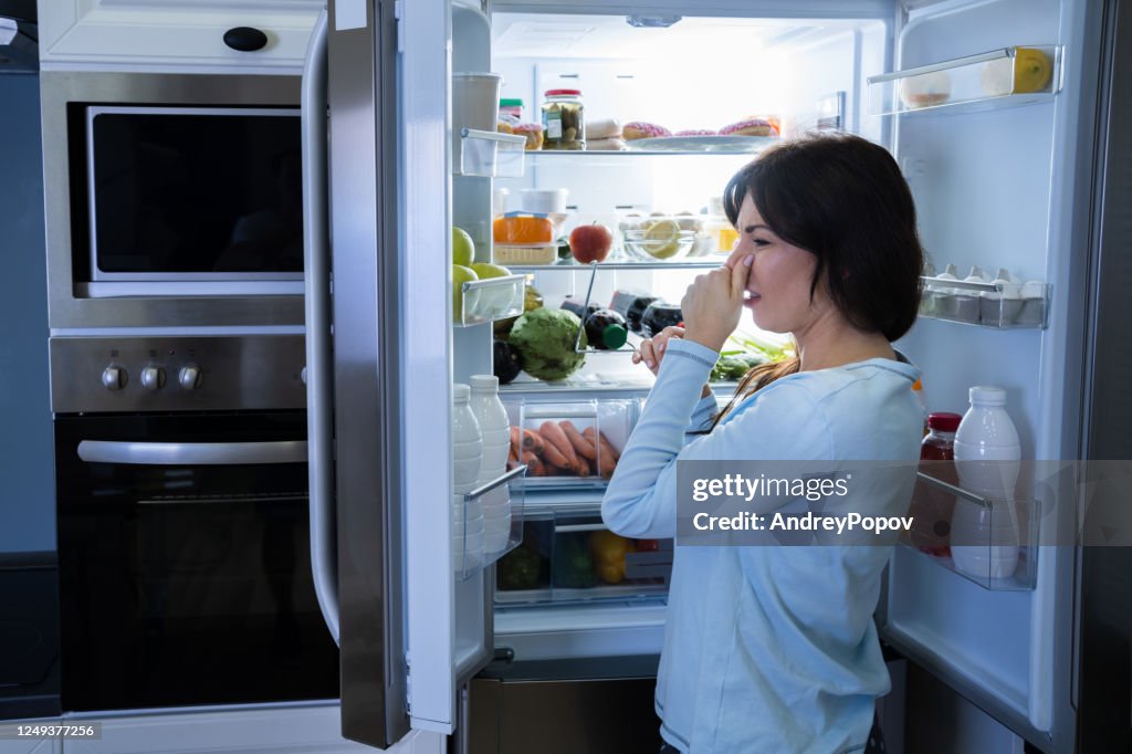 Rotte voedsel slechte geur of stink in de koelkast
