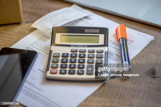 calculator with bill, smartphone .financial concept - verval stockfoto's en -beelden