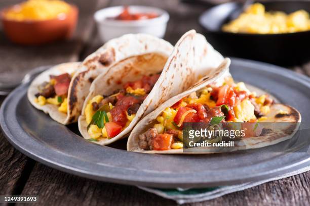 frühstück tacos - tortilla flatbread stock-fotos und bilder