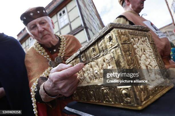 March 2023, Saxony-Anhalt, Quedlinburg: A replica of a 13th century reliquary stands on a table before the start of a history play. On the occasion...