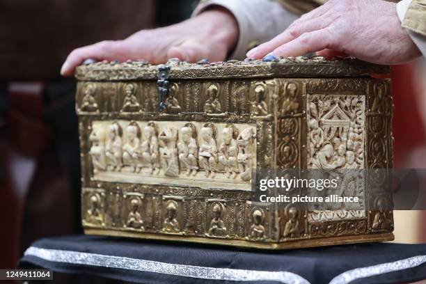 March 2023, Saxony-Anhalt, Quedlinburg: A replica of a 13th century reliquary stands on a table before the start of a history play. On the occasion...