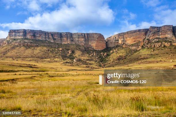 eingang zum golden gate highlands national park - golden gate park stock-fotos und bilder