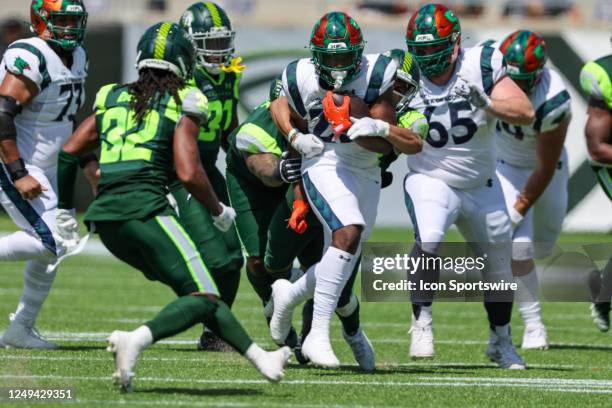 Seattle Sea Dragons running back DARIUS BRADWELL runs the ball during the XFL game between the Seattle Sea Dragons and the Orlando Guardians on March...