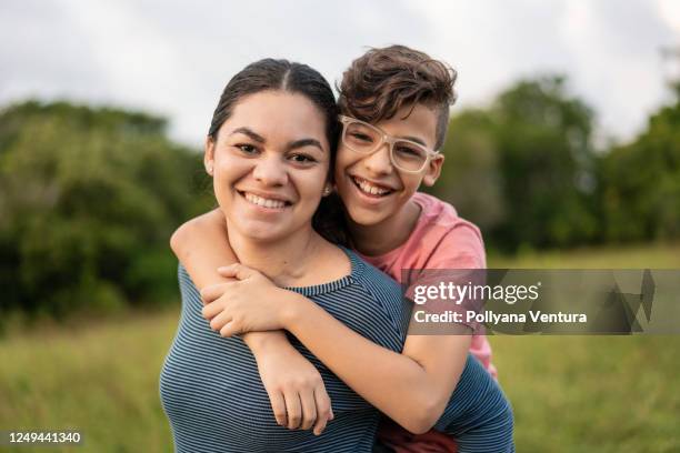 zahngesundheit - person auf den schultern tragen stock-fotos und bilder